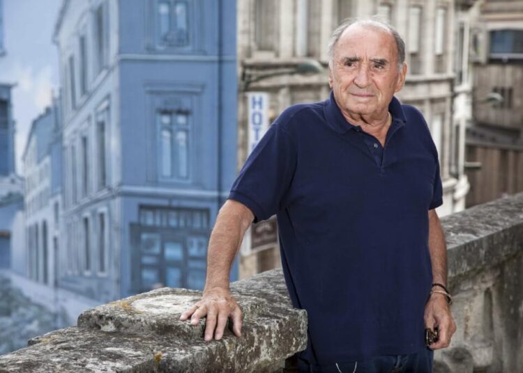 (FILES) In this file photo taken on August 27, 2015 French actor Claude Brasseur poses during a photocall for the movie "L'étudiante et Monsieur Henri" as part of the Francophone Film Festival in Angouleme. - French actor Claude Brasseur has passed at the age of 84, his agent told AFP on December 22, 2020. (Photo by YOHAN BONNET / AFP)