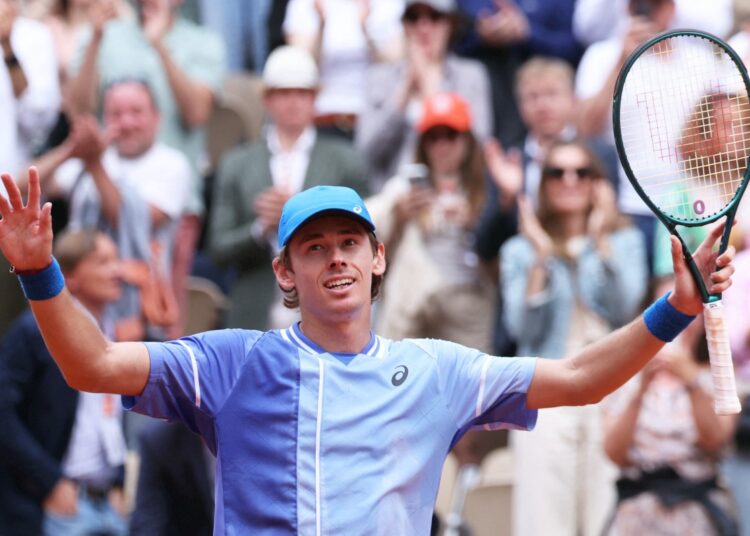 Australia's Alex De Minaur celebrates after winning against Russia's Daniil Medvedev at the end of their men's round of sixteen singles match on Court Suzanne-Lenglen on day nine of the French Open tennis tournament at the Roland Garros Complex in Paris on June 3, 2024. (Photo by ALAIN JOCARD / AFP)