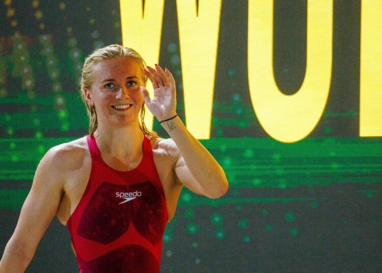 Australias Ariarne Titmus (R) gestures after finishing first in the womens 400m freestyle final during the Australian Swimming Trials at the Brisbane Aquatic Centre on June 10, 2024. (Photo by Patrick HAMILTON / AFP) / -- IMAGE RESTRICTED TO EDITORIAL USE - STRICTLY NO COMMERCIAL USE --