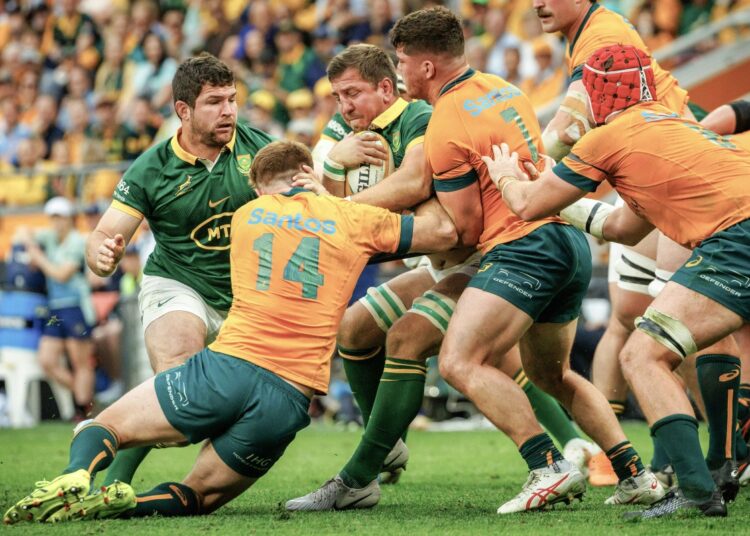 South Africas Kwagga Smith (C) is tackled by Australias Carlo Tizzano (R) during the Rugby Championship match between Australia and South Africa at Suncorp Stadium in Brisbane on August 10, 2024. (Photo by Patrick HAMILTON / AFP) / -- IMAGE RESTRICTED TO EDITORIAL USE - STRICTLY NO COMMERCIAL USE --